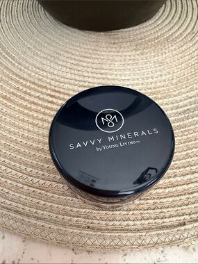 Young Living Savvy Minerals Blush Compact - Black